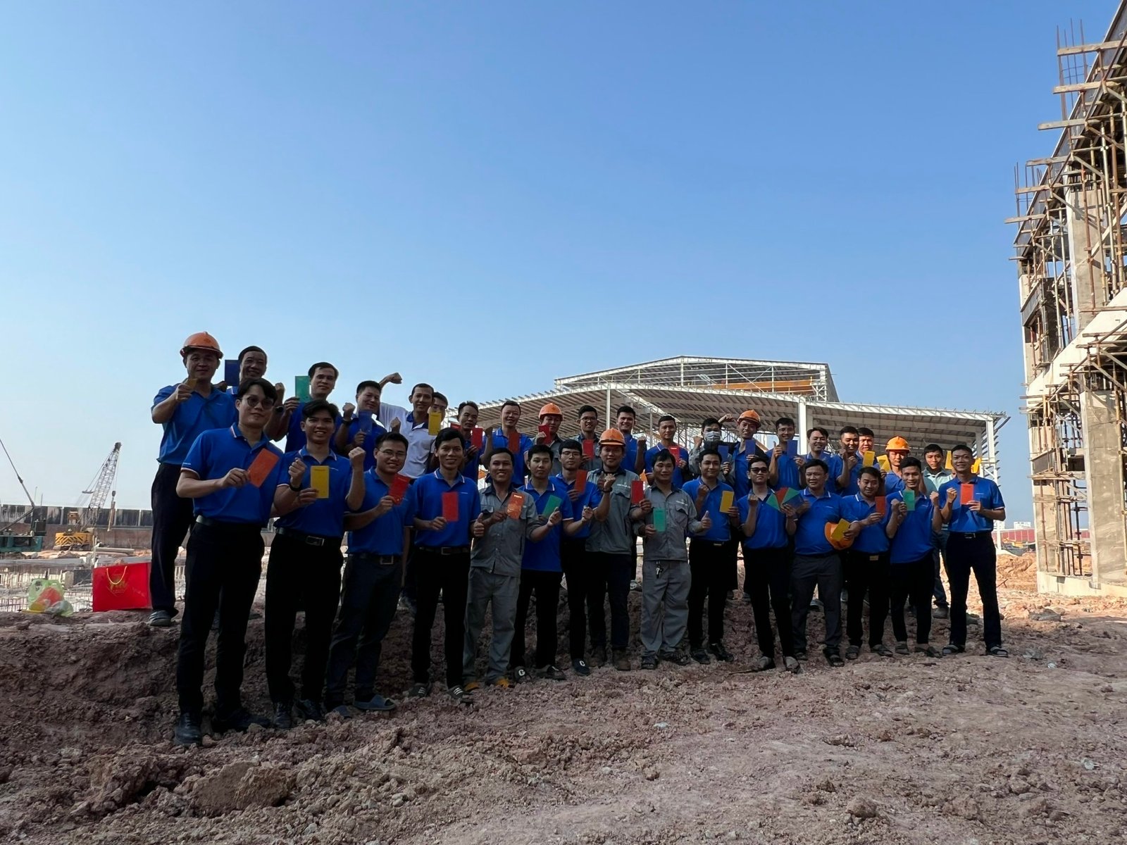 Đội ngũ kỹ sư Cơ Điện Ban Mai đang làm việc trong một nhà máy.